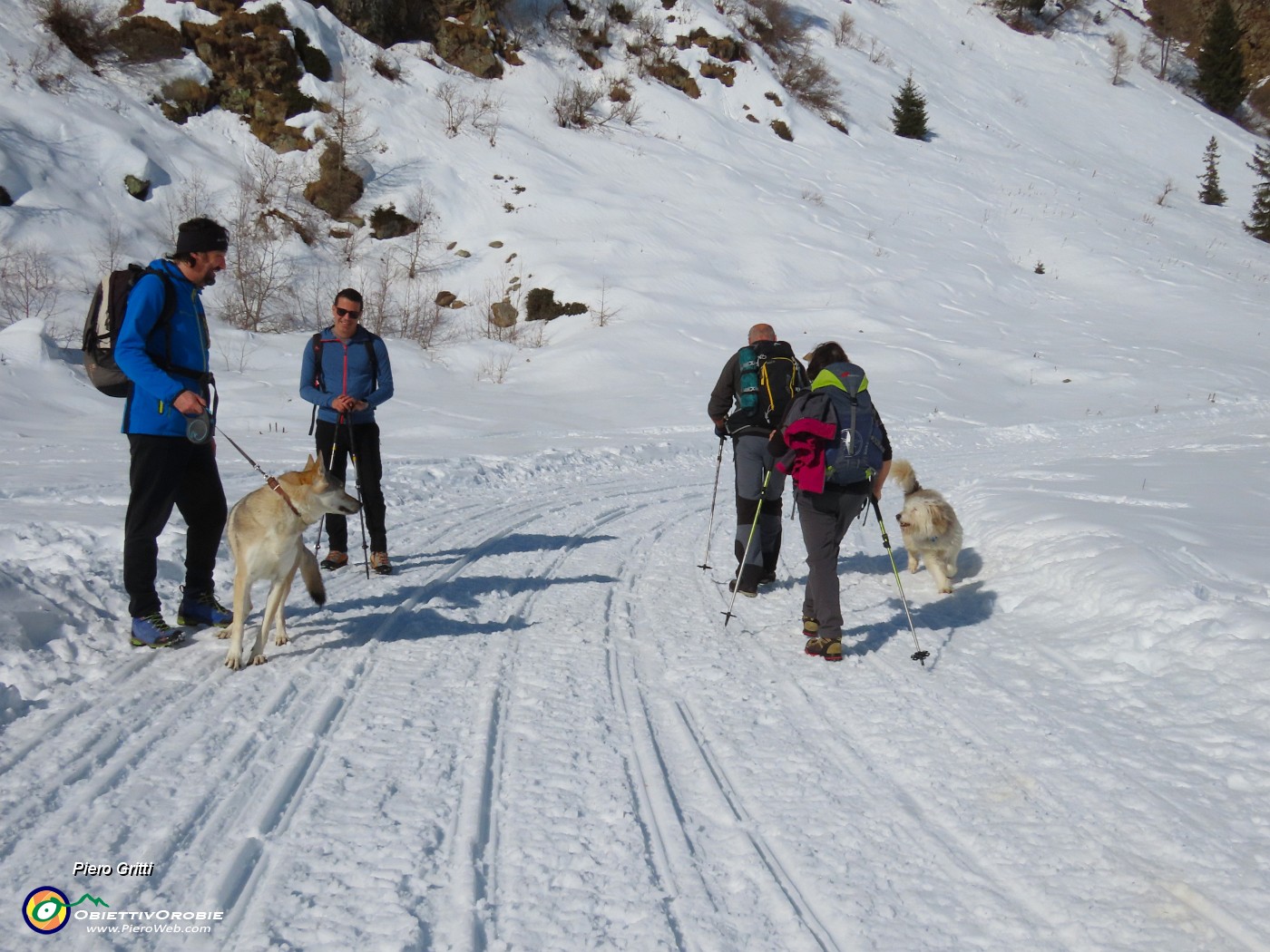 20 Laika al guinzaglio  incontra un amico...JPG